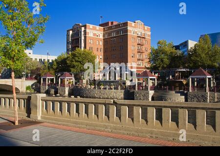 Il Riverwalk distretto lungo il fiume Truckee a Reno in Nevada, STATI UNITI D'AMERICA Foto Stock