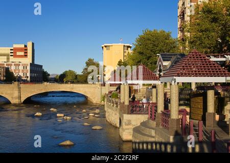 Il Riverwalk distretto lungo il fiume Truckee a Reno in Nevada, STATI UNITI D'AMERICA Foto Stock