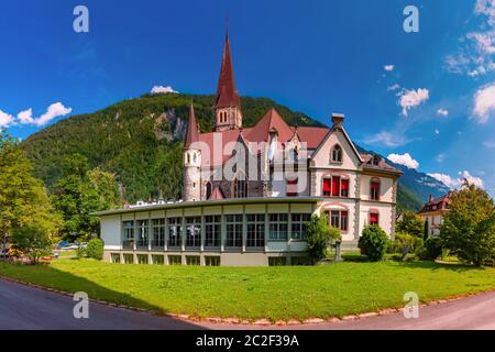 Antica chiesa cattolica in pietra dello Spirito Santo a Interlaken, importante centro turistico degli Altopiani Bernesi, Svizzera Foto Stock