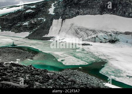 Acqua del ghiacciaio alla montagna GaldhÃ¸piggen in Norvegia. Foto Stock