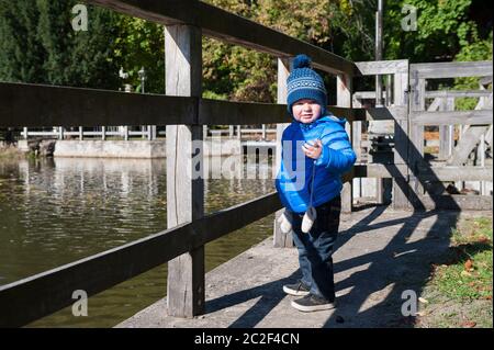 Ragazzo di due anni in un parco vicino al castello di Radziejowice, Voivodato Masoviano, Polonia Foto Stock