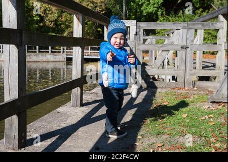 Ragazzo di due anni in un parco vicino al castello di Radziejowice, Voivodato Masoviano, Polonia Foto Stock