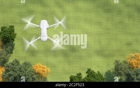 Drone che sorvola il prato verde coperto di erba. Quadrocopter su una radura con alberi. Vista dall'alto. Immagine con spazio per la copia. Rendering 3D. Foto Stock