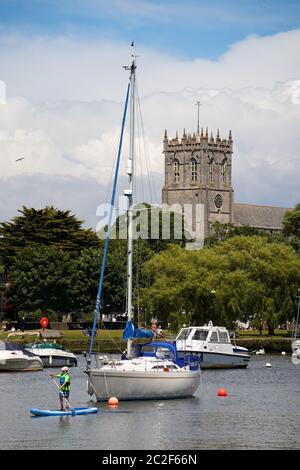 Bournemouth, Regno Unito. 17 giugno 2020. Gli amanti dell'acqua potranno godersi il sole sul fiume Stour a Christchurch, nel Dorset. Credit: Richard Crease/Alamy Live News Foto Stock