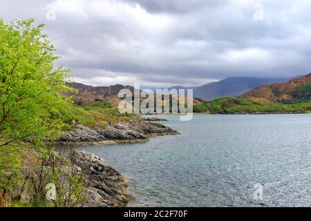 Viadotto ferroviario visto dalle Highlands scozzesi Cairn Loch Nan Uamh del Principe Foto Stock