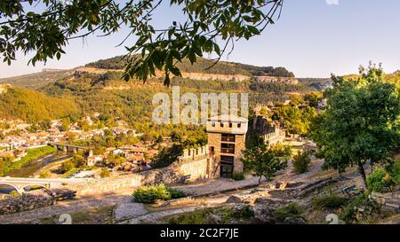 Panorama della città di Veliko Tarnovo provenienti dalla Bulgaria, visto dalle mura della fortezza di Tsarevets. Foto Stock