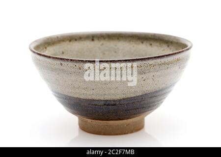 Unica tazza di tè utilizzato in giapponese matcha cerimonia del tè su bianco hackgrond Foto Stock