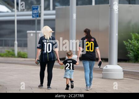 Manchester, Regno Unito. 17 Giugno 2020. I tifosi di Manchester City sono visti vicino all'Etihad Stadium prima che Manchester City gioca Arsenal mentre la Premier League ritorna 100 giorni dopo che è stata ridotta in faccia al coronavirus, Manchester, Regno Unito. Credit: Jon Super/Alamy Live News. Foto Stock