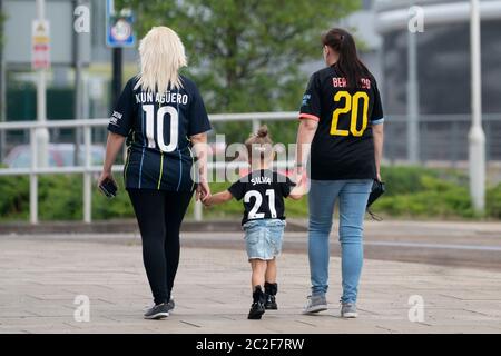 Manchester, Regno Unito. 17 Giugno 2020. I tifosi di Manchester City sono visti vicino all'Etihad Stadium prima che Manchester City gioca Arsenal mentre la Premier League ritorna 100 giorni dopo che è stata ridotta in faccia al coronavirus, Manchester, Regno Unito. Credit: Jon Super/Alamy Live News. Foto Stock