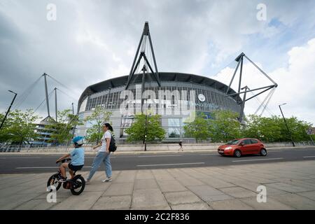 Manchester, Regno Unito. 17 Giugno 2020. Lo stadio Etihad è visto prima che Manchester City gioca Arsenal come la Premier League ritorna 100 giorni dopo che è stato ridotto in faccia a coronavirus, Manchester, Regno Unito. Credit: Jon Super/Alamy Live News. Foto Stock