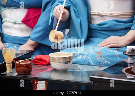 Le donne giapponesi in kimono tradizionali si prepara la cerimonia del tè Foto Stock