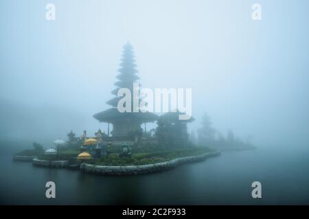 Tempo foggoso al tempio pura Ulun Danu Beratan a Bali, Indonesia. Foto Stock