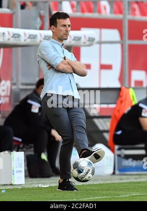 Il allenatore Christian Eichner (KSC) calcia una palla sul campo. GES / Calcio / 2 Bundesliga: SSV Jahn Regensburg - Karlsruher SC, 17 giugno 2020 Calcio: 2° Lega: SSV Jahn Regensburg - Karlsruher Sport-Club, Regensburg, 17 giugno 2020 | usage worldwide Foto Stock