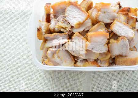 Crunchy croccante maiale Belly, è marinato nei sapori asiatici, poi arrostito con una crosta di sale per la pelle croccante e carne tenera. Foto Stock