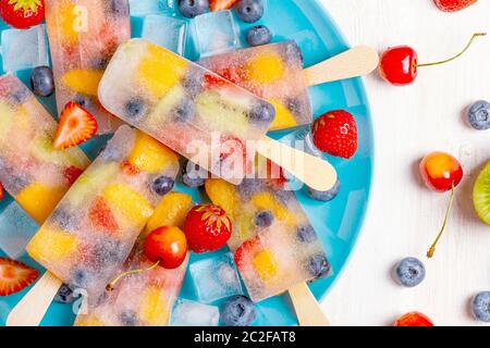 In casa popsicles con bacche e frutti, vista dall'alto. Foto Stock