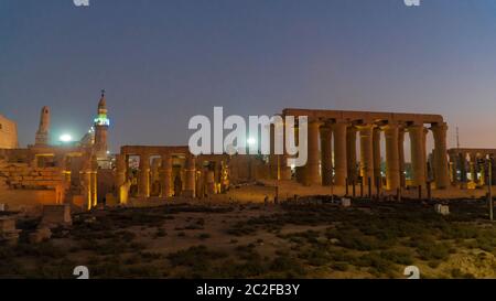 Tempio di Luxor a Luxor, Egitto. Il Tempio di Luxor è un grande complesso di templi egizi antichi situato sulla riva orientale del fiume Nilo nella città oggi kno Foto Stock