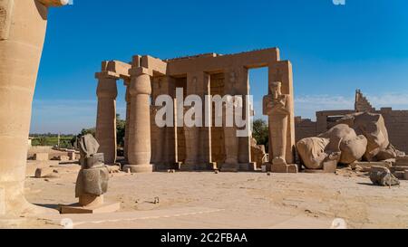 Il Ramesseum è il tempio commemorativo o tempio mortuario del faraone Ramesse II Ramesse il Grande, anche scritto Ramses e Rameses. Si trova in t Foto Stock