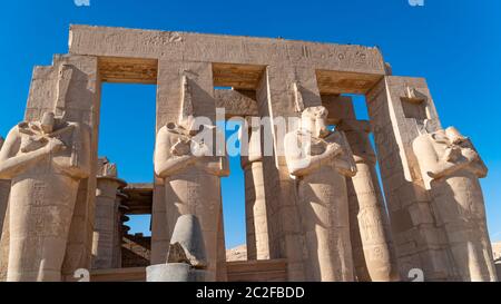 Il Ramesseum è il tempio commemorativo o tempio mortuario del faraone Ramesse II Ramesse il Grande, anche scritto Ramses e Rameses. Si trova in t Foto Stock