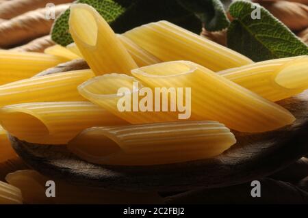 Primo piano di pasta italiana Penne cruda Foto Stock
