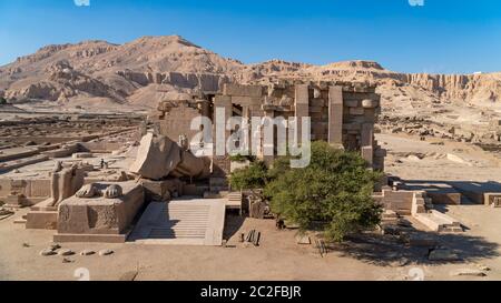 Il Ramesseum è il tempio commemorativo o tempio mortuario del faraone Ramesse II Ramesse il Grande, anche scritto Ramses e Rameses. Si trova in t Foto Stock