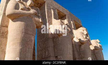 Il Ramesseum è il tempio commemorativo o tempio mortuario del faraone Ramesse II Ramesse il Grande, anche scritto Ramses e Rameses. Si trova in t Foto Stock