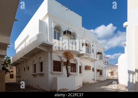 Tipico edificio residenziale Omani nella città di al Ayjah vicino sur con palme secche in un piccolo cortile di fronte Foto Stock