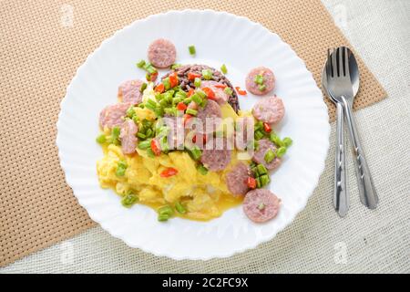 Salsiccia di maiale fermentata Omelet con uova e peperoncini, questo piatto sarebbe delizioso fritto in grande quantità di olio caldo. Foto Stock