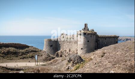 La rovina del vecchio castello medievale a sud dell'isola di yeu, Vendee in Francia in un giorno di estate Foto Stock