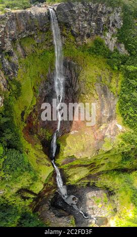 Vista aerea dall'alto della cascata di 500 metri nella giungla tropicale dell'isola del Black River Gorges National Park sull'isola di Mauritius. Foto Stock