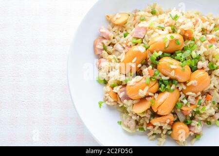 Riso fritto con salsiccia affumicata, un riso fritto veloce per un pasto semplice ma immensamente soddisfacente in una giornata fredda. Foto Stock