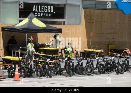 Whole Foods Market utilizza il trailer Carla Cargo con e-bike per la consegna di cibo a Midtown Manhattan durante la pandemia COVID-19, New York City, USA Foto Stock