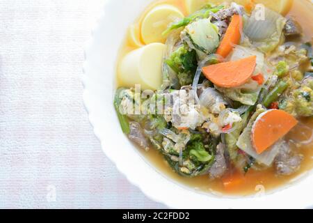 Gustatevi mangiare con Sukiyaki, e' un cibo sano in stile Giapponese. Foto Stock