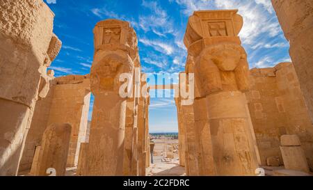 Luxor, Egitto: Il tempio mortuario di Hatshepsut, noto anche come Djeser-Djeseru, è un tempio mortuario dell'antico Egitto situato nell'Alto Egitto Foto Stock