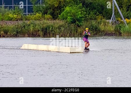 Teenager wakeboarding su un lago - Brwinow, Masovia, Polonia