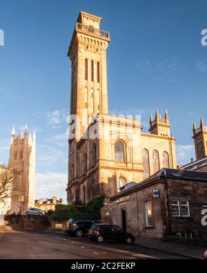 Glasgow, Scozia, Regno Unito - 13 gennaio 2012: Il sole splende sulle torri del Trinity College nel Kelvingrove Park District di Glasgow. Foto Stock