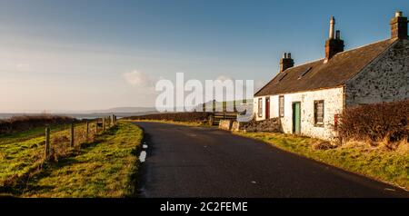 Bute, Scozia, UK - 12 gennaio 2012: Il sole invernale splende su Ettrick Smithy cottage sull'isola di Bute in Scozia. Foto Stock