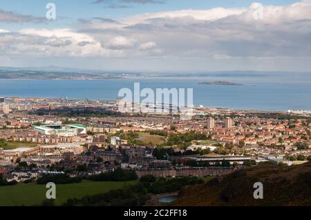 I sobborghi di Edimburgo di Lochend, Restalrig e Leith sono disposti sotto la collina Arthur's Seat, tra cui lo stadio Easter Road, Leith Docks e Inchkeith Foto Stock