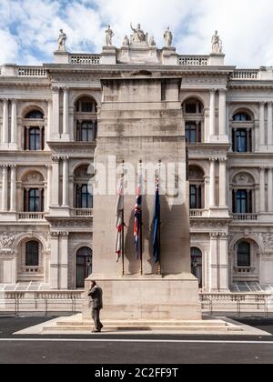 Londra, Inghilterra, Regno Unito - 18 settembre 2010: Un uomo cammina oltre il memoriale di guerra di Cenotafh fuori dall'edificio degli uffici degli esteri e del Commonwealth su Whitehall Foto Stock