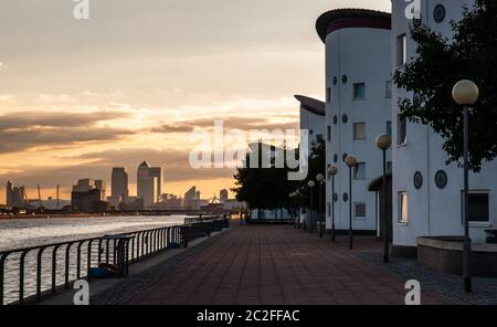 Londra, Inghilterra, Regno Unito - 31 luglio 2010: Il sole tramonta dietro lo skyline del quartiere commerciale Docklands di Londra e degli edifici dell'Università di East London Foto Stock