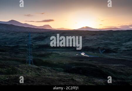 Il sole tramonta sulle montagne del Monte Nero e sul paesaggio della torba di Rannoch Moor, nelle Highlands occidentali della Scozia. Foto Stock