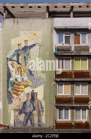 Edificio socialista e realismo socialista murale arte in costruzione a Baia Mare, Maramures, Romania Foto Stock