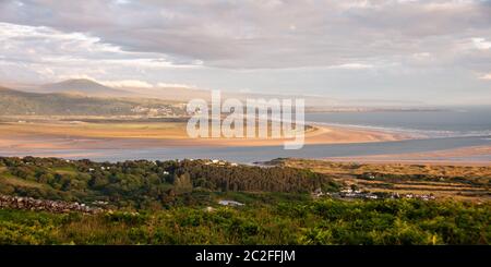Il sole tramonta sull'estuario del Afon Dwyryd river a Porthmadog nel Galles del Nord, visto dal Moel-y-Gest montagna nel Parco Nazionale di Snowdonia. Foto Stock