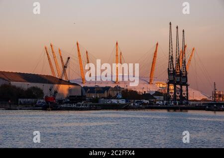 Londra, Inghilterra, Regno Unito - 16 novembre 2007: Il sole serale splende sul Millennium Dome, visto dal South Dock del distretto dell'Isola dei Docklands. Foto Stock