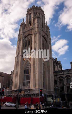 Bristol, Inghilterra, Regno Unito - 22 maggio 2007: L'impalcatura copre parzialmente l'iconico Wills Memorial Building dell'Università di Bristol durante la ristrutturazione Foto Stock