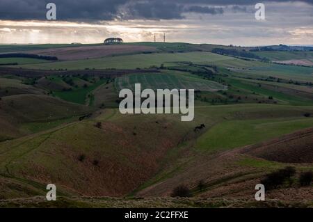 Il paesaggio ondulato del North Wessex Downs vista da Cherhill giù. Foto Stock