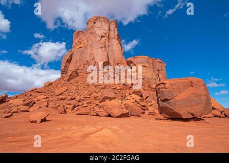 Rotto Rock attorno ad un monolito di pietra arenaria nella Monument Valley in Arizona Foto Stock