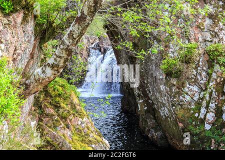 L'acqua di Nevis cade a Glen Nevis Foto Stock