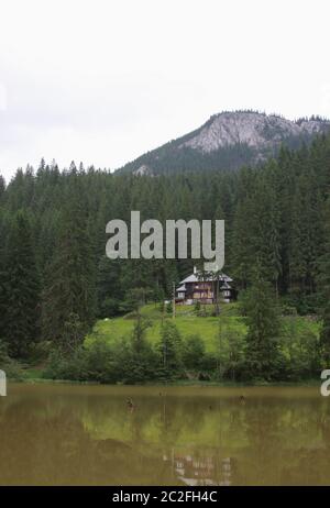 Cabina di montagna al lago Rosso Lacu Rosu in Bicaz Gola Cheile Bicazului, Romania. Lacu Rosu è una destinazione turistica molto popolare in Romania, vicino a Cheile B. Foto Stock