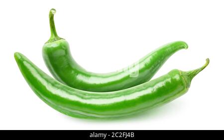 Due peperoni verdi caldi isolati su sfondo bianco Foto Stock