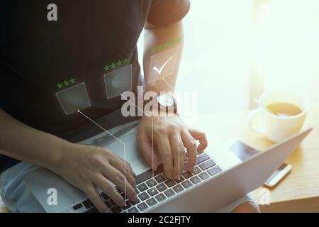 Uomo d'affari che preme la valutazione o la scelta di classifica sulla tastiera , concetto di classificazione e valutazione . Foto Stock